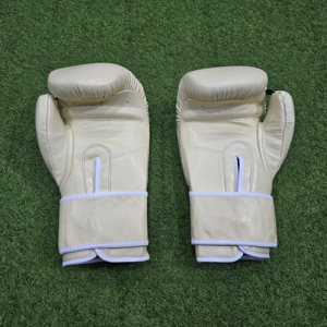 Gants de boxe professionnels en cuir beige véritable avec logo personnalisé pour les sports de plein air - Product Image 2
