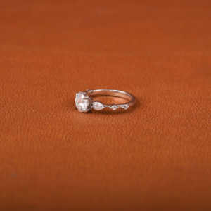 Bague de fiançailles élégante classique et vintage plaqué or massif 14KT coupe ronde diamant cultivé en laboratoire bague cadeau pour femme certificat IGI - Product Image 2