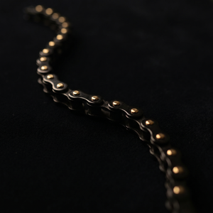 สร้อยข้อมือผู้ชาย Apex Industrial รุ่น Dual Tone Industrial Link Bracelet ดีไซน์ Midnight Finish ตกแต่งด้วยสีทอง พร้อมข้อต่อแบบ Articulated Track Links - Product Image 3