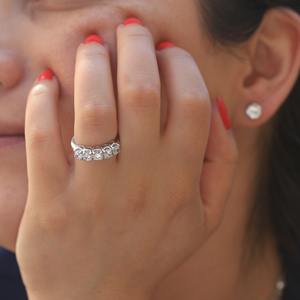 Anillo de Moissanita de Oro de 18K con Diseño de Joyería de Proveedor, Personalizado con 5 Piedras, Claridad VVS, Corte Brillante, Certificado GRA, Anillo de Bodas de Primera Calidad - Product Image 1