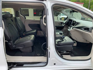 Chrysler Pacifica Touring L 2024 en perfecto estado - Product Image 5