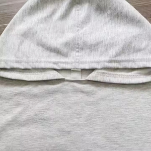 เสื้อฮู้ดแขนกุดผ้าคอตตอนฟลีซสำหรับผู้ชายชุดออกกำลังกายแนวสตรีทผ้าคอตตอน100% ดีไซน์เป็นเส้นมีโลโก้ด้านหน้า - Product Image 2