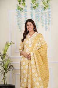 Ensemble Kurta droit en coton imprimé floral jaune pour femmes avec col en V et manches 3/4, stylé avec un pantalon imprimé et un dupatta - Product Image 6