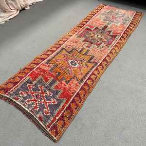 Alfombra Vintage de 2.6x8.4 pies, Alfombra Turca, Alfombra de Lana con Diseño de Camuflaje Rojo Naranja - Product Image 4