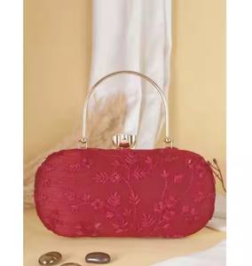 Bolso de mano bordado elegante diseñado para mujeres que aprecian los detalles de moda y la elegancia hecha a mano - Product Image 1