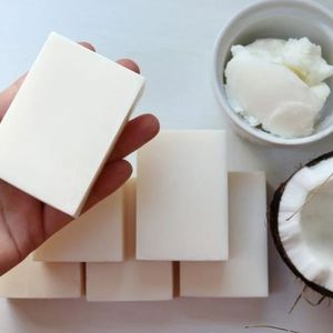 Savon de bain à l'huile de coco EXPAD - Savon en barre transparent végétalien fait à la main avec des propriétés hydratantes et blanchissantes pour tous les types de peau - Product Image 4
