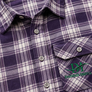 เสื้อเชิ้ตทำงานแขนยาวลายสก็อตสีม่วงขาวสำหรับผู้ชาย ผ้าฝ้าย สวมใส่สบาย พิมพ์ลายโลโก้ด้านหน้า - Product Image 4