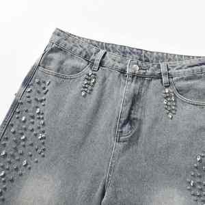 Sentez la qualité supérieure des pierres de qualité industrielle qui ne perdent jamais leur éclat sur votre pantalon en jean moderne orné de strass. - Product Image 5