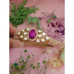 Pulsera de oro de diseñador, diamantes de imitación verdes vibrantes, exquisita artesanía de latón para fiestas, compromisos, joyería de boda atemporal - Product Image 2