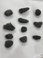 Type de météorite naturelle Moldavite Gemstone Natural Tektite Family Moldavite Mineral Specimens Rough Uncut Free Form