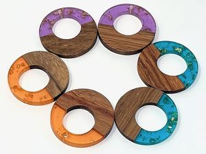 Pendientes de Resina Ecológicos Hechos a Mano de Alta Calidad, Diseño Artístico Único, Patrón Floral Pintado a Mano para Mujeres Modernas y Elegantes - Product Image 3