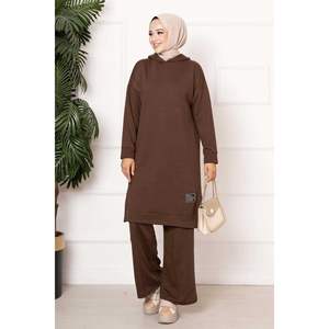 Chándal con capucha marrón con detalle de emblema y estilo icónico de hilo doble para comodidad y estilo - Product Image 2