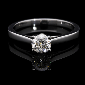 Bague de fiançailles solitaire en or 14K avec diamant brillant rond naturel de 0,41CTW dans un cadre minimaliste à quatre griffes effilées - Product Image 3