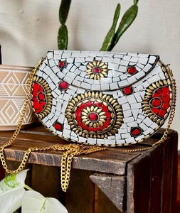 Pochette en mosaïque métallique faite à la main de créateur artisanat indien traditionnel sac à bandoulière à fermeture ouverte dernier sac de mode de plage fabriqué en Inde - Product Image 1