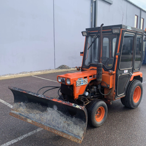 Tracteur à roues Kubota B7100 35 CV pour les exploitations agricoles, tracteur à chenilles avec composants principaux : moteur, pompe à engrenages, boîte de vitesses - Product Image 1