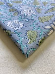 ผ้าฝ้ายพิมพ์ลายดอกไม้สีน้ำเงินและสีเขียวพร้อมลวดลายพฤกษศาสตร์แบบดั้งเดิม - Product Image 2