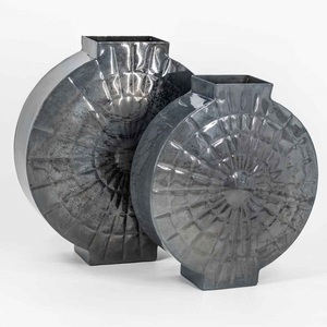 Florero artístico de metal de hierro de primera calidad con impresionantes detalles hechos a mano para la decoración tradicional moderna y rústica del hogar - Product Image 4