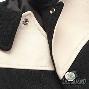 Chaqueta de béisbol de cuero de dos colores personalizada para hombre, nuevo diseño Varsity Bomber con plumas, accesorio de temporada de invierno de talla grande - Product Image 3