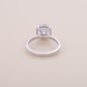 Bague de fiançailles et de mariage en diamant rond brillant cultivé en laboratoire certifié IGI, avec halo et bande pavée en or blanc/rose et jaune 14 carats - Product Image 4