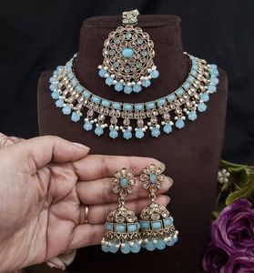 Ensemble de collier ras du cou pour femmes traditionnelles avec Maang Tikka de mariée et boucles d'oreilles comprenant le style polonais Mehendi - Product Image 2