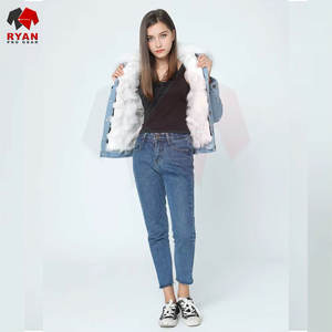 Veste en jean pour femme avec une coupe décontractée, des manches longues, une fermeture à boutons et un style tendance Veste en jean avec fourrure - Product Image 3