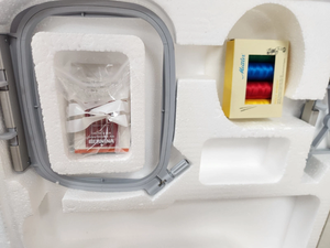 Machine à coudre, à quilter et à broder BRAND NEW B-e-r-n-i-n-a 880 Plus, nouveau MODULE, prête à la vente - Product Image 3