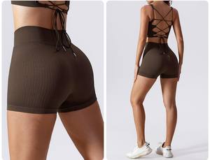 Vêtements de sport personnalisés pour femmes Ensemble 2 pièces haut court à manches courtes et short Ensemble d'entraînement Polyester Élasthanne Ensemble de sport à séchage rapide - Product Image 3