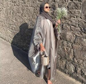 Kimono Abaya con frente abierto Gris Carbón brillante, estilo moderno informal, de talla grande, con traje interior blanco y tacones - Product Image 4