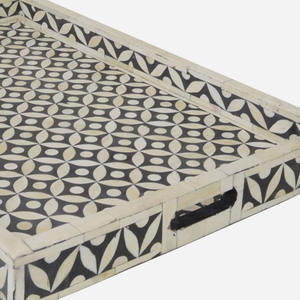 Plateau de service rectangulaire en résine avec incrustations d'os et poignées |   Plateau décoratif moderne pour table basse, salon, cuisine, élégant - Product Image 4