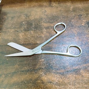 Juego de instrumentos de tijera de episiotomía de clase I reutilizables manuales de acero inoxidable de 6 pulgadas para uso quirúrgico hospitalario - Product Image 2