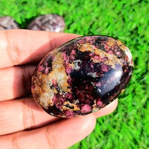 Pierre de palmier en eudialyte naturelle |   Diamant en cristal poli à la main pour la méditation, l'énergie des chakras, le Reiki et la vente en gros - Product Image 2