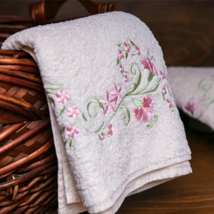 Meilleures serviettes de bain brodées Meilleure qualité 100% OEM Serviette de bain personnalisée avec logo à prix abordable Vente en gros en Inde. - Product Image 6