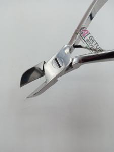 Al por mayor: Mejores cortaúñas curvos de acero inoxidable plateado para cutículas, con logotipo personalizado, colores de embalaje y instrumentos de belleza. - Product Image 3