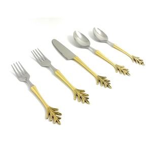 Elegante juego de cubiertos de metal con acabado brillante de espejo para mesa de comedor contemporánea y Decoración elegante del hogar - Product Image 1