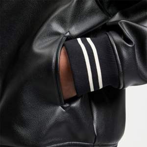 Chaquetas para hombre Chaqueta bomber de cuero Cuero vegano negro con diseño trasero en relieve Puños acanalados y cremallera - Product Image 6