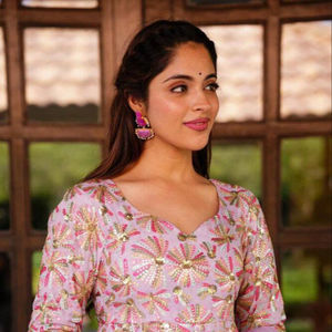 Nuevo estilo de Bollywood diseñador de ropa de fiesta Look bordado pesado con hilo multy y vestido de trabajo de secuencia, parte inferior con Dupatta - Product Image 1