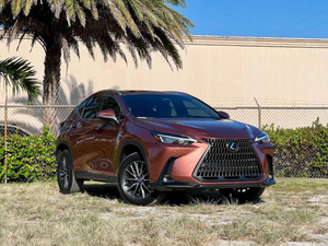 Vehículo SUV Premium Usado de 5 Plazas, Año 2023, Automático, Gasolina, Tecnología Avanzada en el Interior, Excelente Estado - Product Image 5