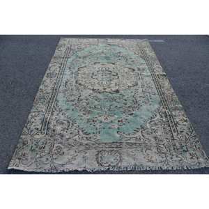 Alfombra turca vintage de látex de lana verde y beige de 5,5x8,4 pies, retales Aubusson rectangulares, pasillo a rayas para sala de estar y dormitorio - Product Image 1