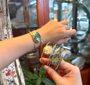 Brazalete personalizado de cuerno de búfalo de artesanía de Vietnam para mujer, pulsera en forma de concha blanca - Product Image 1