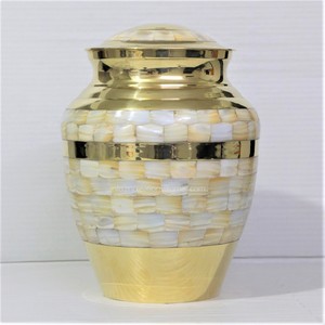 Urnes de crémation en nacre de qualité supérieure pour cendres humaines Urne en laiton avec incrustation de MOP Urnes de cendres en laiton fabriquées à la main d'Inde - Product Image 1