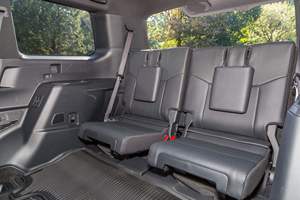 SUV tout-terrain de luxe pleine grandeur d'occasion 2024, 4x4 haut de gamme avec suspension avancée et pack confort haut de gamme - Product Image 2