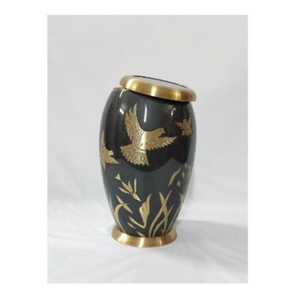 Urne à cendres en laiton antique fabriquée à la main avec texte commémoratif personnalisé, couvercle durable et finition décorative - Product Image 3