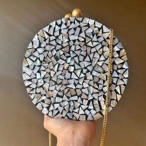 TIMELESS CRAFT Pochette en nacre artisanale, forme naturelle, taille personnalisée, sac de tous les jours, sac de soirée, chaîne dorée, écologique, luxe moderne - Product Image 1