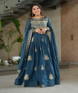 Nouvelle arrivée Designer dernière attrayante Flor longueur longue robe pour l'Inde femme battre prix multi couleur vêtements ethniques - Product Image 3