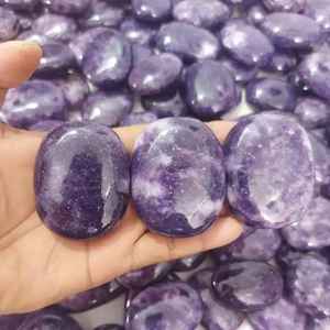 Piedras preciosas pulidas de Palma de lepidolita al por mayor más vendidas para curación de cristales Reiki Chakra Feng Shui uso espiritual amor - Product Image 1