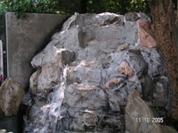 KNT Creations Grande Fontaine d'Angle en Pierre Texturée Effet Cascade, Faite à la Main en Fibre de Verre, Résistante aux Intempéries, Ornements de Jardin en Granit