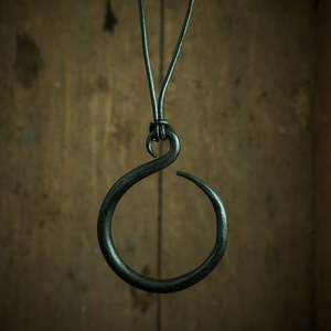 Medallón vikingo ecológico de estilo de tendencia para niñas y niños collar de medallón de cuerno Vintage de color negro hecho a mano para niñas - Product Image 5