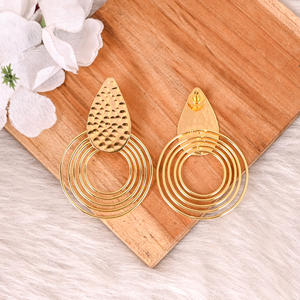 Nouveauté Boucles d'oreilles tendance pour filles en laiton plaqué or Bijoux simples Boucles d'oreilles à clous Boucles d'oreilles tendance pour mariage Cadeau pour anniversaire - Product Image 4