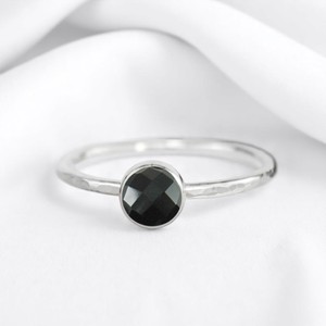 Anillo de piedras preciosas de ónix negro facetado redondo con banda martillada, anillo de Plata de Ley 925, joyería para mujer - Product Image 1