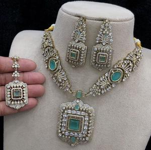 Impresionante Juego de Collar con Piedras de Circonita Cúbica con Acabado Dorado de la Mejor Calidad, con Pendientes y Tikka, para Fiestas, Bodas, Colección Moderna para Mujer - Product Image 6